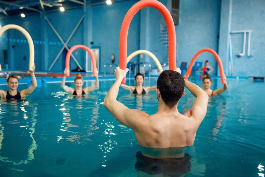 Instructor and female group, training in the pool